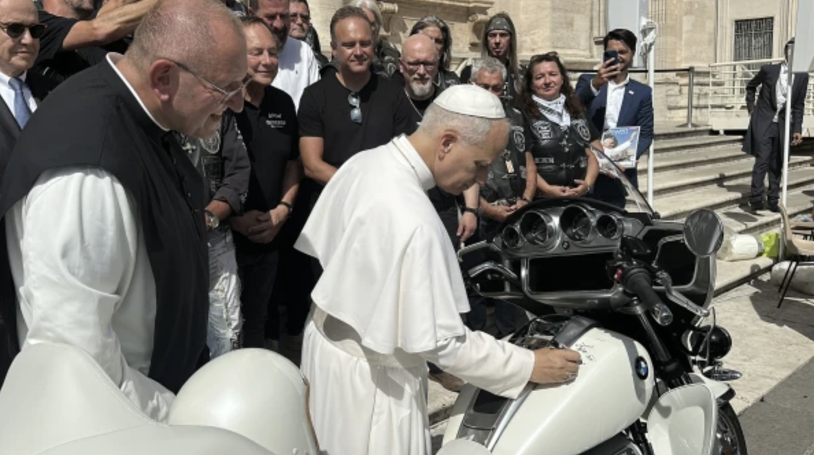Môtô BMW tặng Ðức Lêô XIV